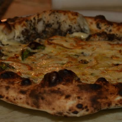 Pizza dal forno a legna — Officina Gambrinus